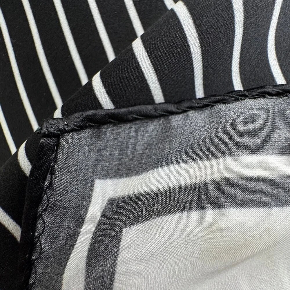 Large Black/White Lined Scarf‎